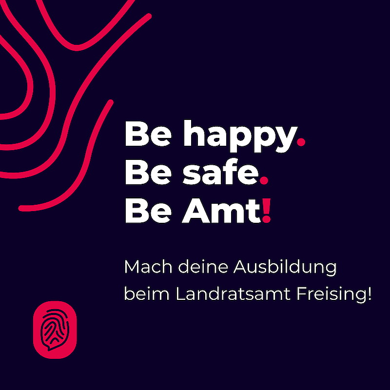Werbegrafik des Landratsamts Freising zur Nachwuchsgewinnung mit dem Slogan „Be happy. Be safe. Be Amt!“ in moderner Schrift auf dunkelblauem Hintergrund. Darunter der Aufruf: „Mach deine Ausbildung beim Landratsamt Freising!“ und ein stilisiertes Fingerabdruck-Icon in Rot. Die Grafik richtet sich an junge Menschen und bewirbt eine sichere und sinnstiftende Ausbildung im öffentlichen Dienst.