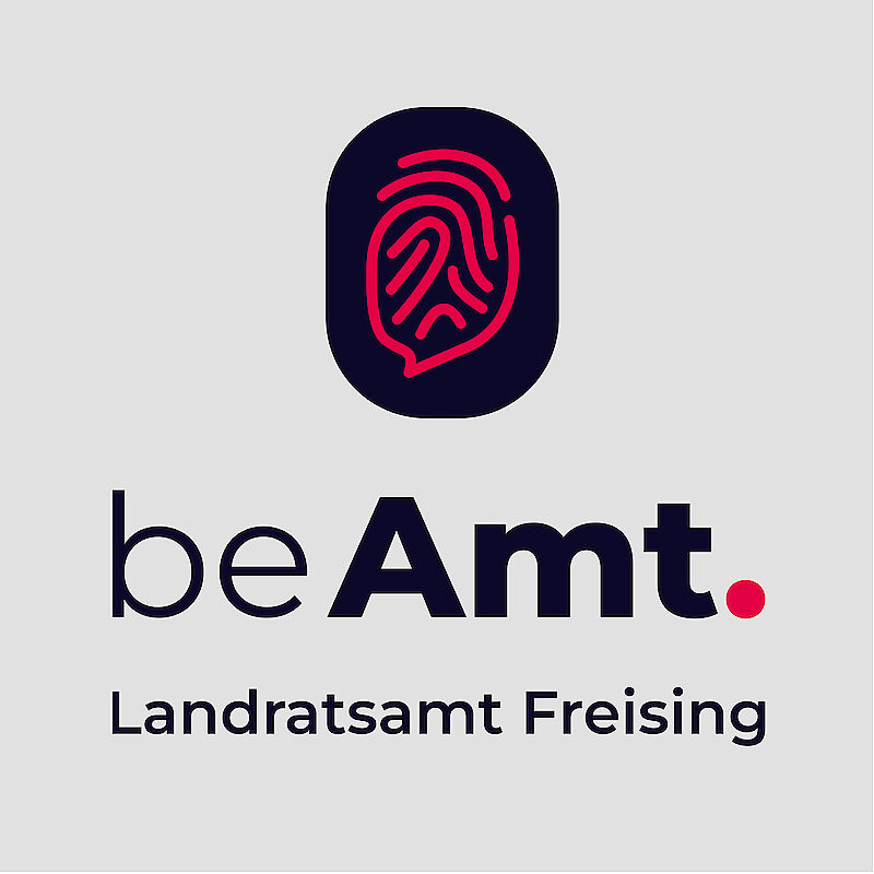 Logo der Ausbildungskampagne „beAmt.“ des Landratsamts Freising mit modernem Fingerabdruck-Symbol in Pink auf dunkelblauem Hintergrund. Darunter der Slogan „beAmt.“ in markanter Schrift und die Bezeichnung „Landratsamt Freising“. Das Logo steht für moderne Ausbildung, Sicherheit im öffentlichen Dienst und Karrierechancen bei der Behörde.