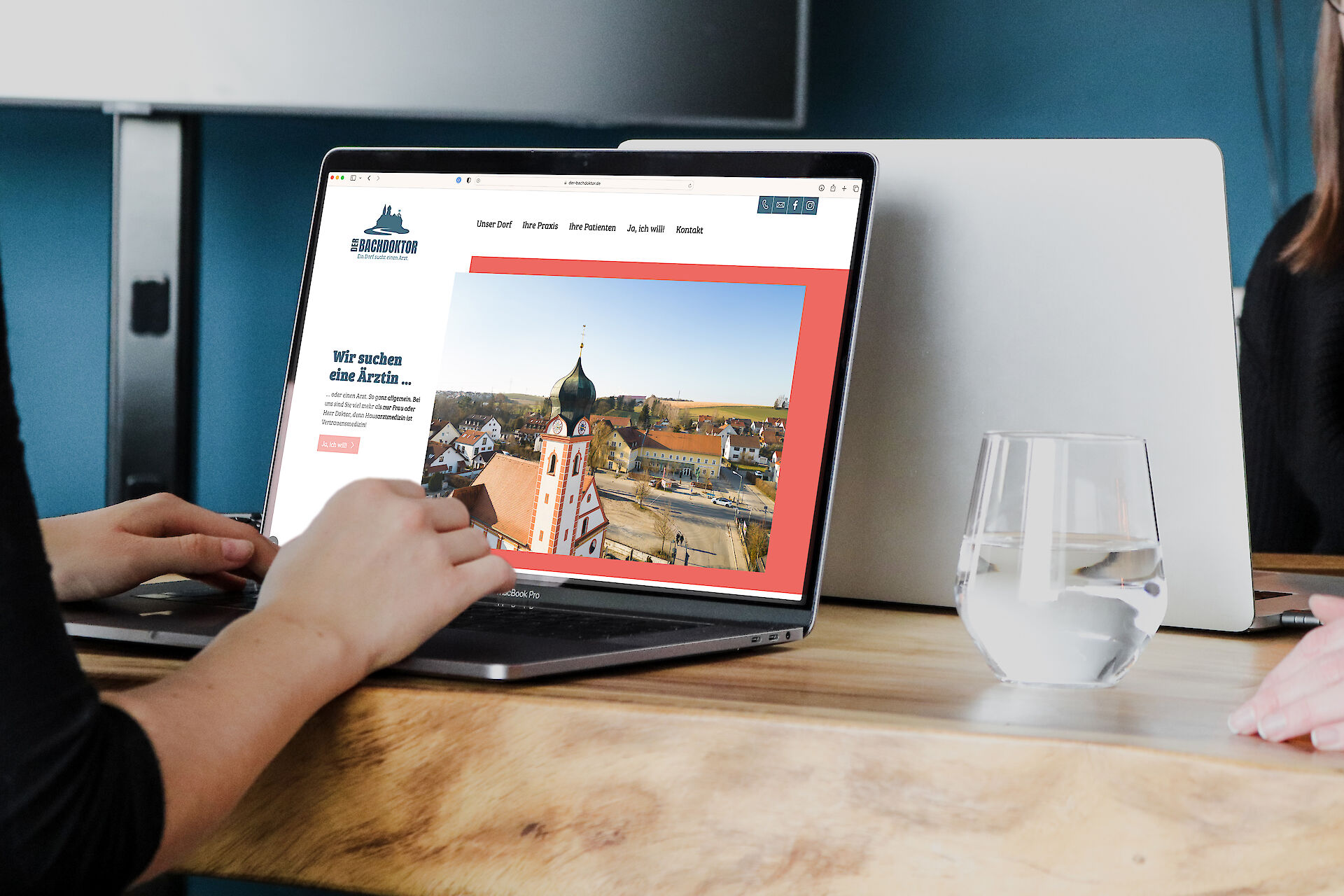 Laptop mit Website zur Arztsuche in Langenbach.
