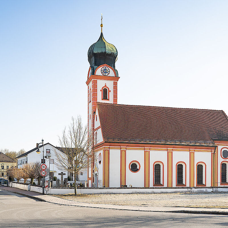 Kirche von Langenbach mit blauem Himmel