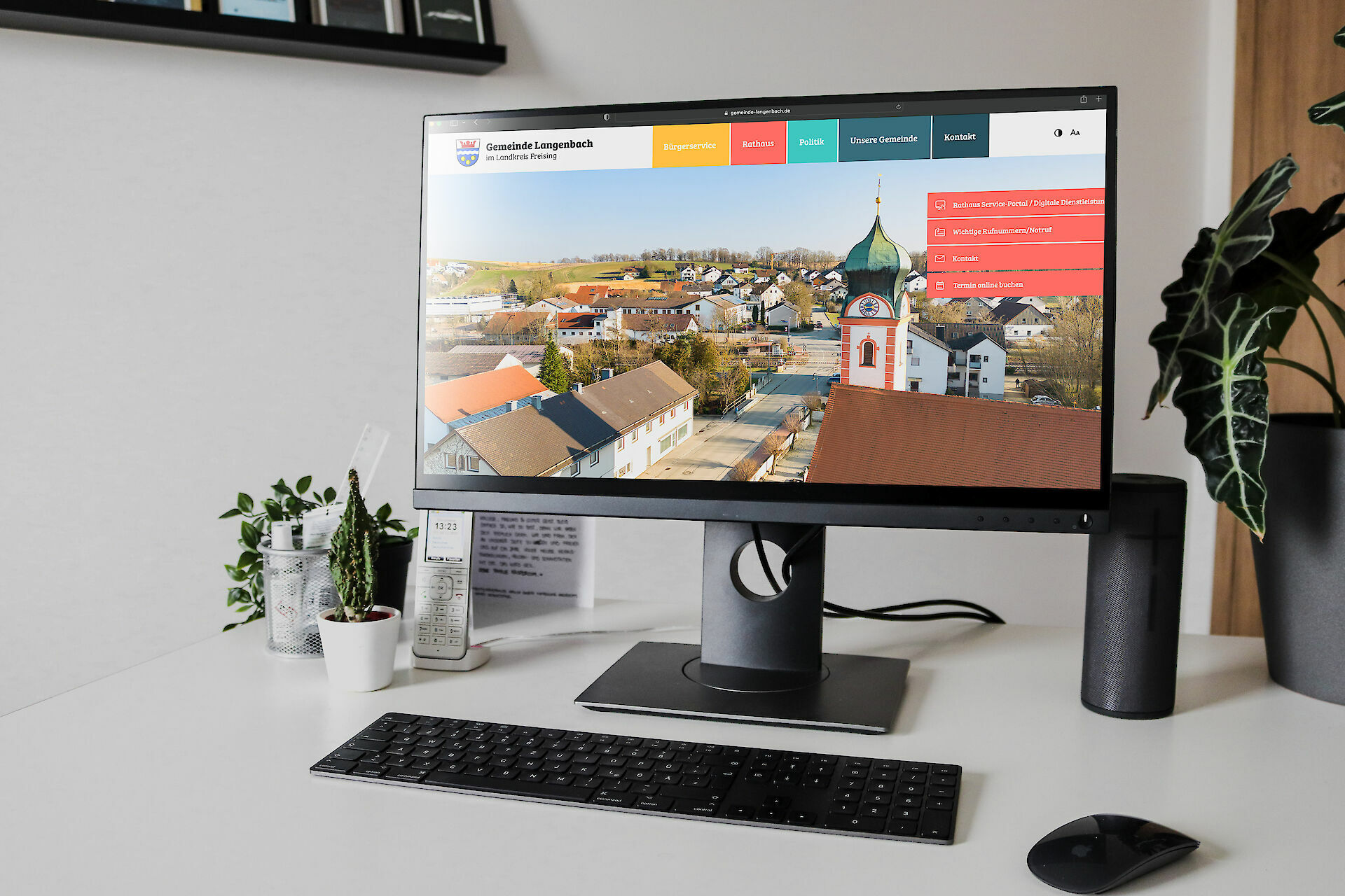 Der Bildschirm zeigt die Kirche der Gemeinde Langenbach und somit deren Website.
