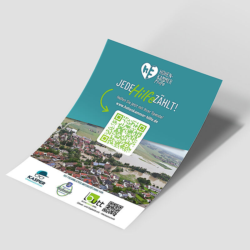 Spendenflyer der Hilfsaktion „Hohen-Kammer-Hilft“ mit dem Slogan „Jede Hilfe zählt!“ über einem Luftbild der vom Hochwasser betroffenen Gemeinde Hohenkammer. Im Zentrum befindet sich ein grüner QR-Code zur Spendenseite www.hohenkammer-hilfe.de. Der Flyer ruft zur Unterstützung der Hochwasseropfer auf und zeigt Logos der unterstützenden Unternehmen Kasper, Butt und der Gemeinde Hohenkammer. Ideal für SEO zu Hochwasserhilfe Bayern, Spendenkampagne Hohenkammer, lokale Hilfsaktionen und Katastrophenunterstützung.