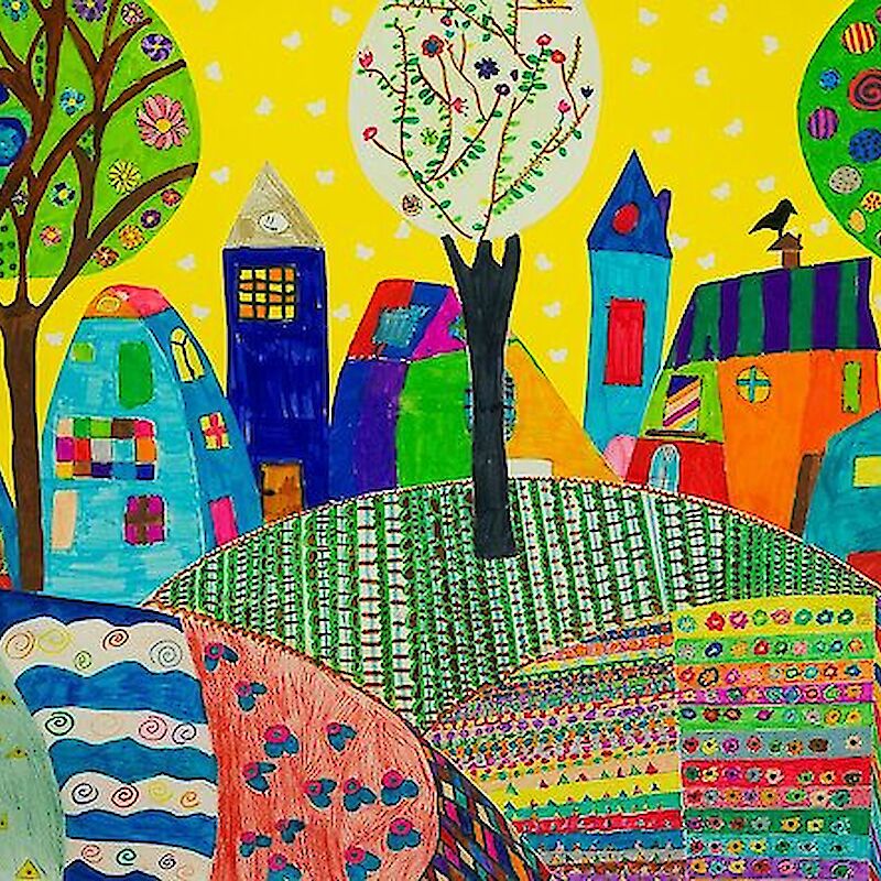 Buntes, kindlich gemaltes Stadtbild mit fantasievollen Häusern, Bäumen und Hügeln unter einem gelben Himmel.