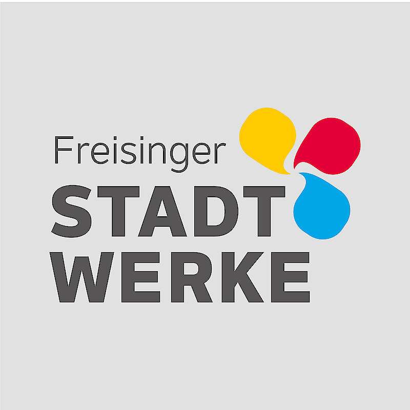 Logo der Freisinger Stadtwerke mit modernem Schriftzug und farbigem Symbol in Gelb, Rot und Blau auf grauem Hintergrund – regionaler Energieversorger für Strom, Gas, Wasser und Nahverkehr in Freising.