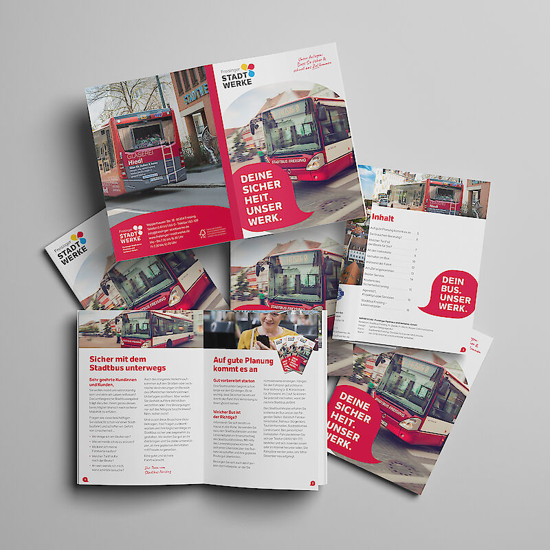 Informationsbroschüre der Freisinger Stadtwerke zum Stadtbusverkehr mit dem Titel „DEINE SICHERHEIT. UNSER WERK.“ Mehrere Seiten des Flyers zeigen rote Stadtbusse mit dem Aufdruck „Stadtbus Freising“, Hinweise zur sicheren Nutzung, Fahrplaninformationen und nützliche Tipps zur Busnutzung in Freising. Die Broschüre richtet sich an Fahrgäste jeden Alters und betont Planungssicherheit, Fahrkomfort und regionale Mobilität. Perfekt für lokale SEO rund um Stadtbus Freising, öffentlicher Nahverkehr und Mobilitätsangebote der Stadtwerke.