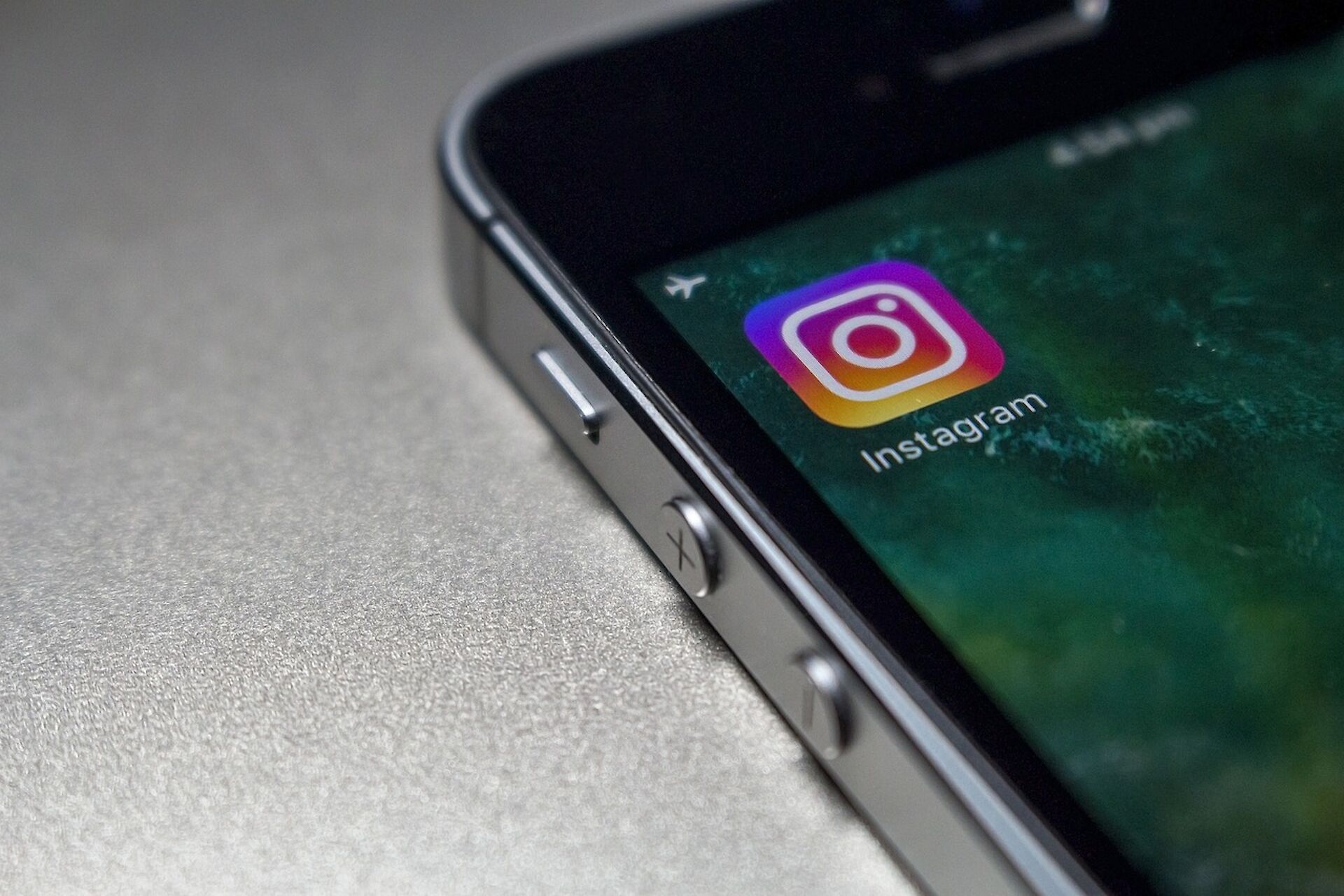 Handy auf dem die Instagram App zu sehen ist