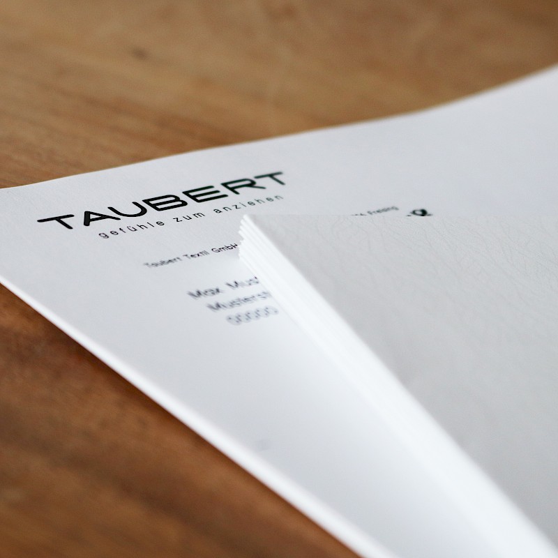 Taubert-Logo auf einem Briefumschlag.