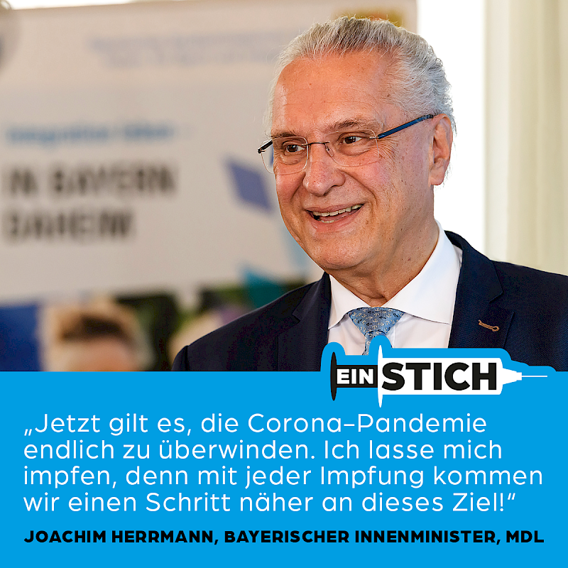 Mann im Anzug lächelt in die Kamera.