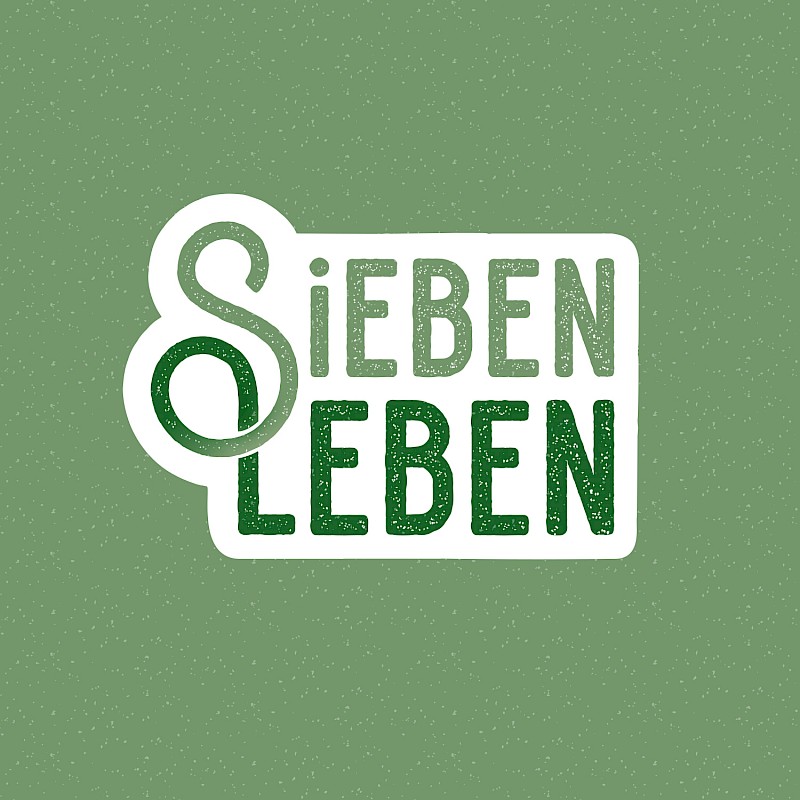 Logo von Sieben Leben auf grünem Hintergrund.