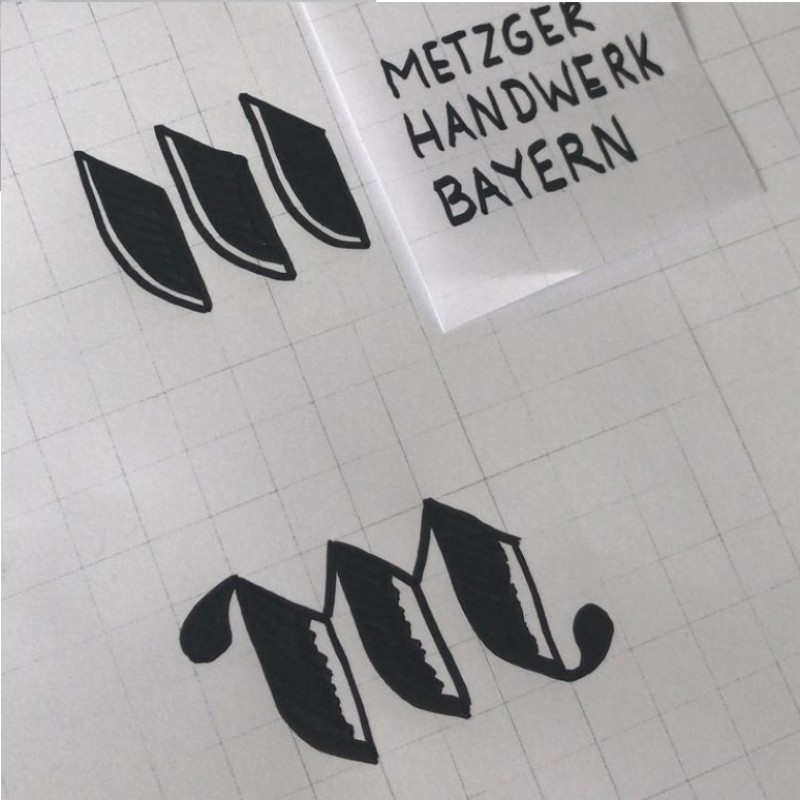 Auf einem weißen Papier wird ein Logo entworfen.