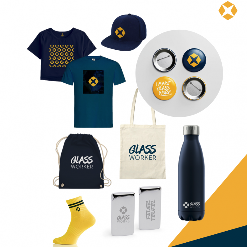 Eine Sammlung an Merchandise von "Glass Workers" ist zu sehen.