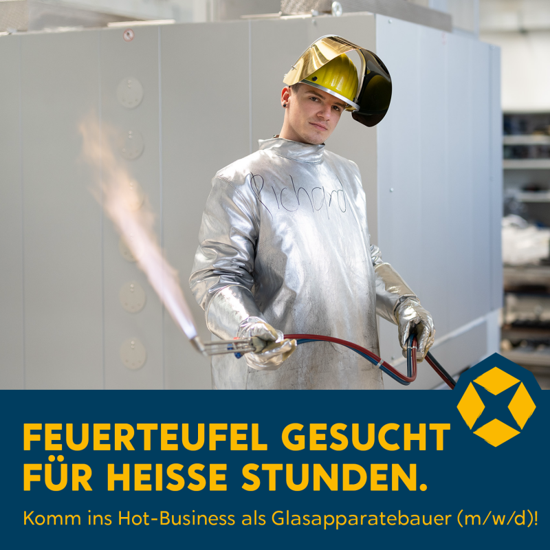 Ein junger Mann mit Maske und Werkzeug steht in Schutzanzug bereit.