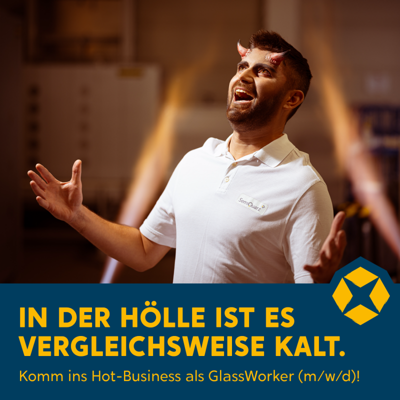 Ein Mann in weißem Hemd steht mit geöffneten Armen da, auf seinem Kopf sind Hörner.