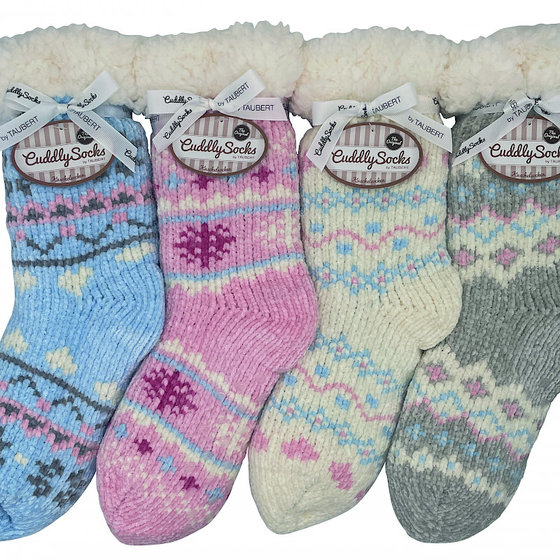 Verschiedenfarbige Socken mit einem Fellrand liegen nebeneinander