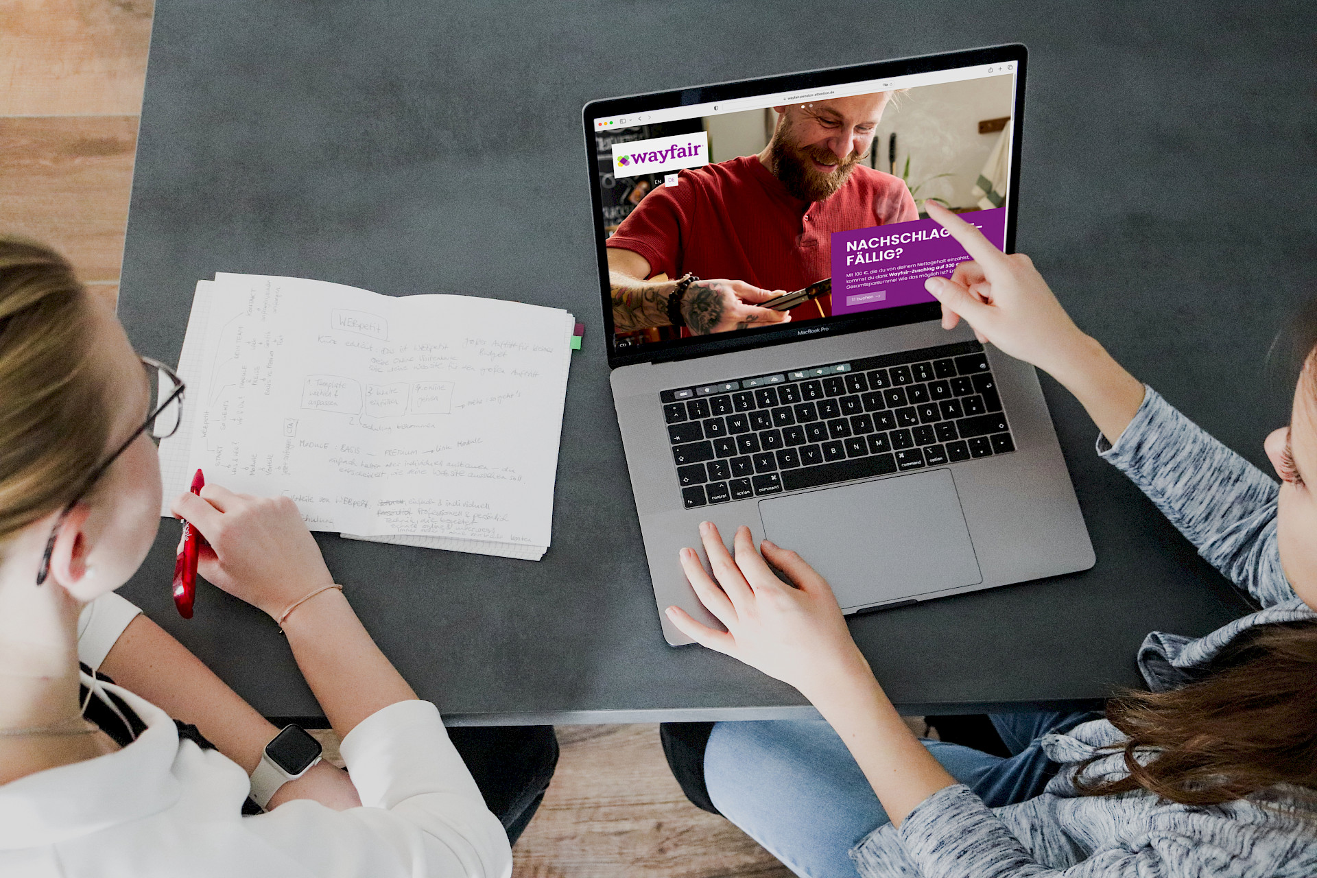 Zwei Personen arbeiten am Laptop mit einer Wayfair-Webseite