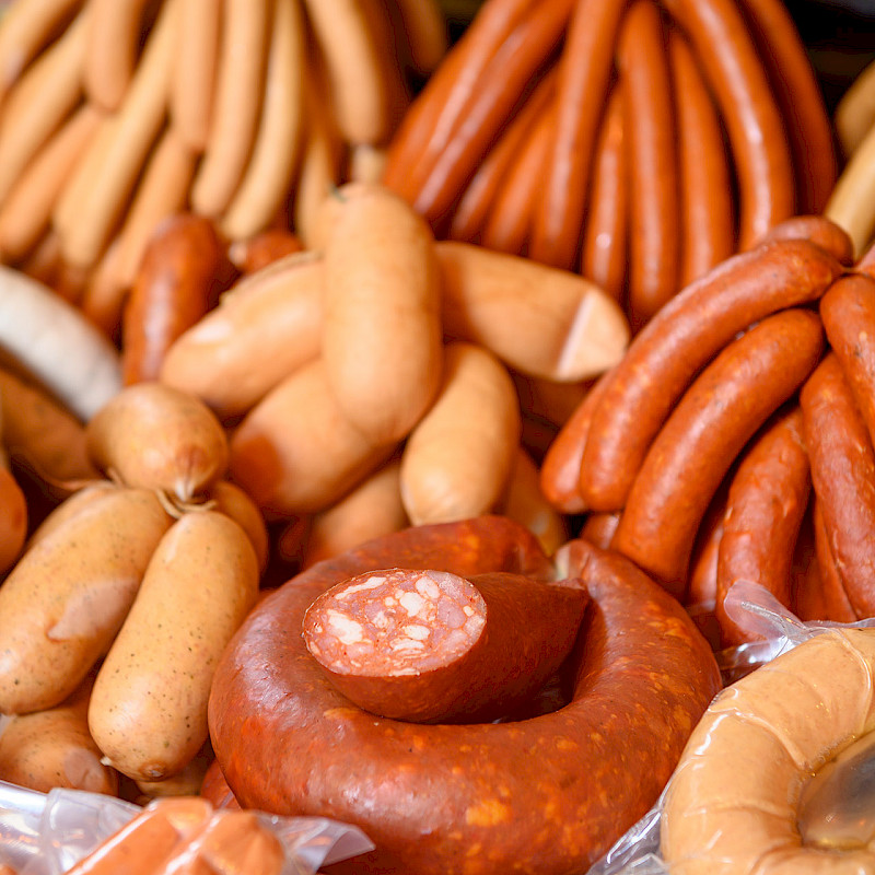Verschiedene Wurstsorten liegen nebeneinander.